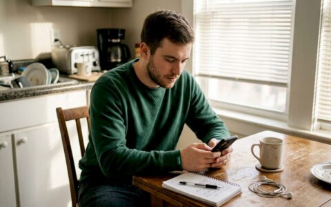 How to privately save WhatsApp statuses safely in 2026